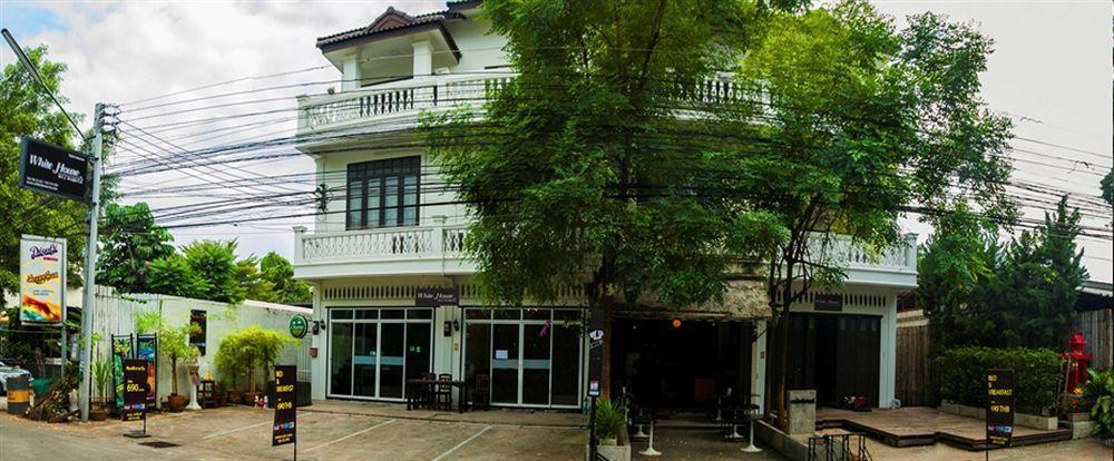 Bamboo White House Hotel Chiang Mai Exterior photo